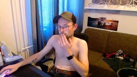 Snapshot of _whoisthatguy_ chatting on June 10, 6:29 pm _whoisthatguy_ online show from June 10, 6:29 pm