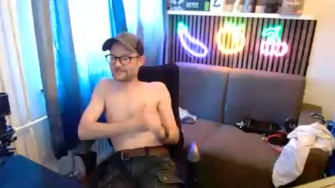 Snapshot of _whoisthatguy_ chatting on June 20, 2:09 pm _whoisthatguy_ online show from June 20, 2:09 pm