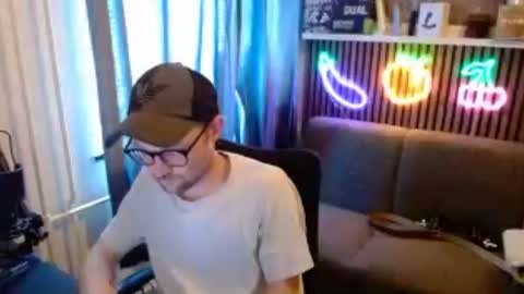 Snapshot of _whoisthatguy_ chatting on July 4, 11:27 am _whoisthatguy_ online show from July 4, 11:27 am