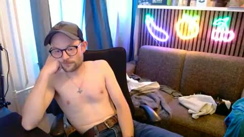 Snapshot of _whoisthatguy_ chatting on July 7, 4:00 pm _whoisthatguy_ online show from July 7, 4:00 pm