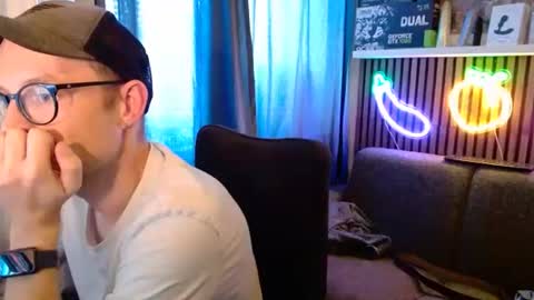 Snapshot of _whoisthatguy_ chatting on July 12, 5:37 pm _whoisthatguy_ online show from July 12, 5:37 pm