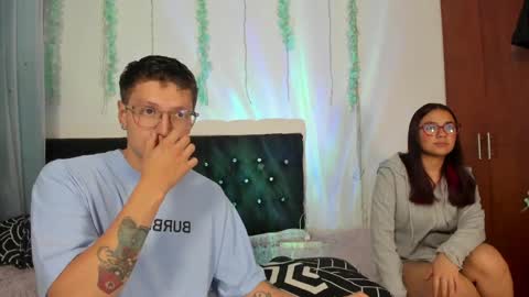 A Sexy Couple online show from April 9, 6:52 am