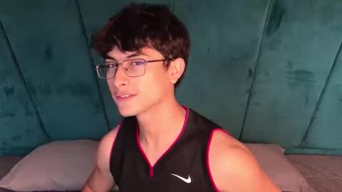 Snapshot of aaron_eze chatting on February 4, 9:20 pm Aaron Ezequiel online show from February 4, 9:20 pm