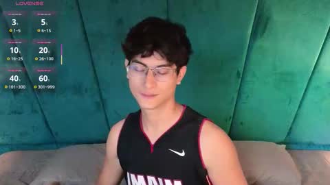 Snapshot of aaron_eze chatting on February 7, 8:34 pm Aaron Ezequiel online show from February 7, 8:34 pm