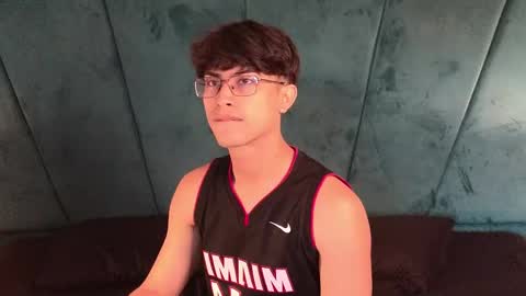 Snapshot of aaron_eze chatting on April 11, 12:31 pm Aaron Ezequiel online show from April 11, 12:31 pm