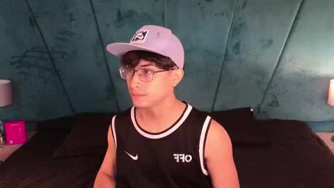 Snapshot of aaron_eze chatting on April 12, 12:32 pm Aaron Ezequiel online show from April 12, 12:32 pm