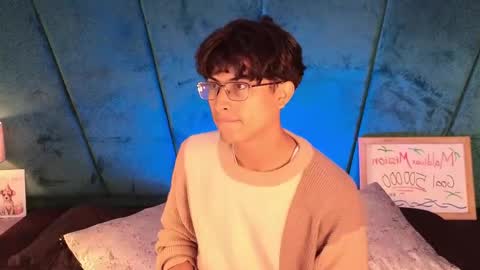 Aaron Ezequiel online show from May 3, 12:33 pm