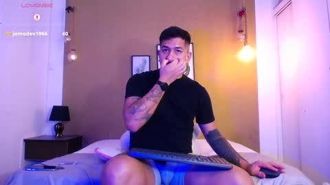 Snapshot of aaron_williams09 chatting on March 7, 6:46 am Your aron online show from March 7, 6:46 am