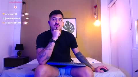 Snapshot of aaron_williams09 chatting on March 7, 9:51 am Your aron online show from March 7, 9:51 am