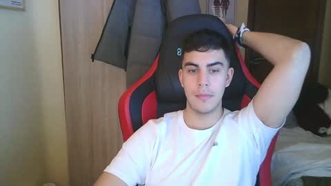 Snapshot of aaronlavine chatting on December 23, 3:33 pm aaronlavine online show from December 23, 3:33 pm