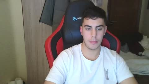 Snapshot of aaronlavine chatting on December 23, 6:37 pm aaronlavine online show from December 23, 6:37 pm