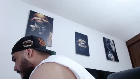 Snapshot of aaronteylor chatting on December 7, 9:39 am aaronteylor online show from December 7, 9:39 am