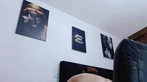 Snapshot of aaronteylor chatting on December 15, 10:26 pm aaronteylor online show from December 15, 10:26 pm