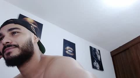 Snapshot of aaronteylor chatting on December 16, 11:01 am aaronteylor online show from December 16, 11:01 am