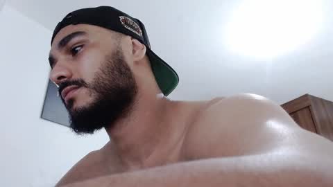 Snapshot of aaronteylor chatting on December 17, 10:55 am aaronteylor online show from December 17, 10:55 am