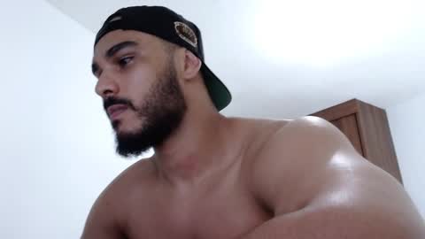 Snapshot of aaronteylor chatting on December 19, 7:07 pm aaronteylor online show from December 19, 7:07 pm