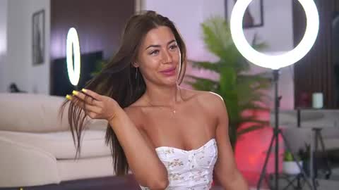 Snapshot of abbela_white chatting on June 16, 5:21 am Alexa online show from June 16, 5:21 am
