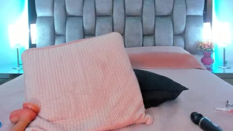 Snapshot of abby_blue01 chatting on February 25, 5:52 am abby_blue01 online show from February 25, 5:52 am