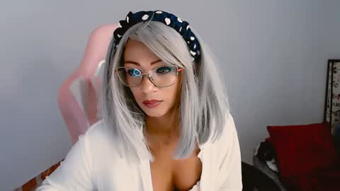 May  Imstagram  online show from February 4, 4:39 pm