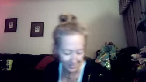 Snapshot of abdgg83476 chatting on December 6, 7:10 am abdgg83476 online show from December 6, 7:10 am