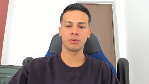 Independence model AbelAsburgo online show from December 17, 3:17 pm