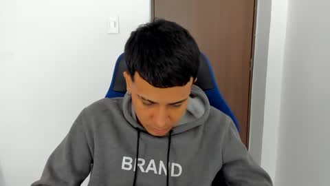 Independence model AbelAsburgo online show from January 5, 1:58 pm