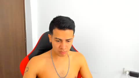 Independence model AbelAsburgo online show from July 13, 7:49 pm
