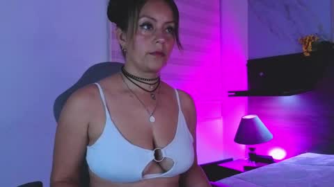 abella_as_ online show from April 12, 4:17 am