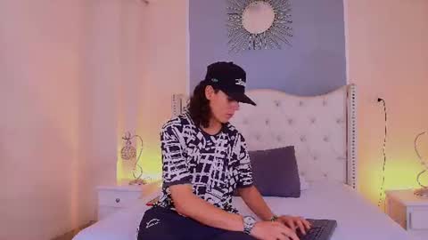 Snapshot of abravanel_sefardi chatting on June 18, 10:58 pm Abrovanel online show from June 18, 10:58 pm