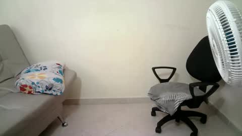 Snapshot of abril__ass chatting on October 24, 4:14 pm abril__ass online show from October 24, 4:14 pm