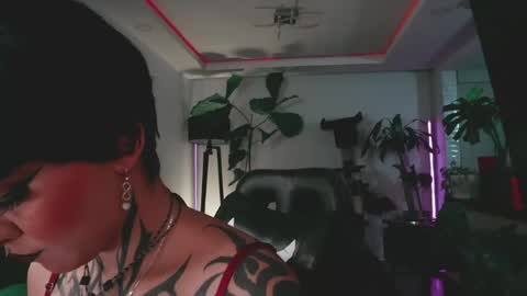 Snapshot of abril__colen chatting on June 9, 2:01 am April online show from June 9, 2:01 am