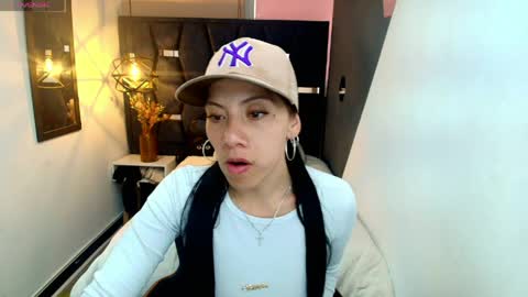 Abril Fox online show from May 7, 8:47 pm