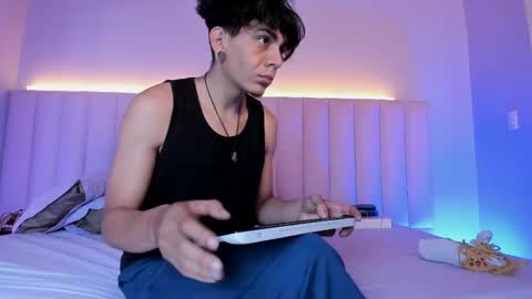 Abril and Julian online show from May 28, 11:51 am