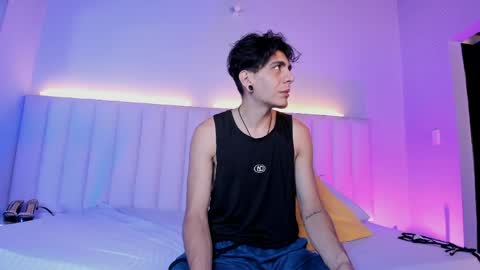 Abril and Julian online show from May 30, 11:51 am