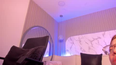 Snapshot of abrilbloom_ chatting on May 16, 5:15 am abril online show from May 16, 5:15 am