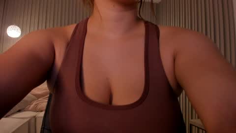 Snapshot of abrilbloom_ chatting on May 19, 3:02 am abril online show from May 19, 3:02 am