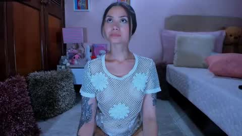 Snapshot of abrilrussell_ chatting on September 27, 3:22 am Abril online show from September 27, 3:22 am