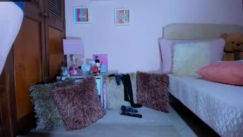 Snapshot of abrilrussell_ chatting on November 17, 1:22 am Abril online show from November 17, 1:22 am