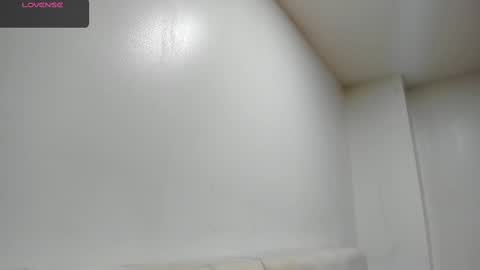 Snapshot of abrilsonne chatting on March 6, 8:27 pm AbrilSonne online show from March 6, 8:27 pm