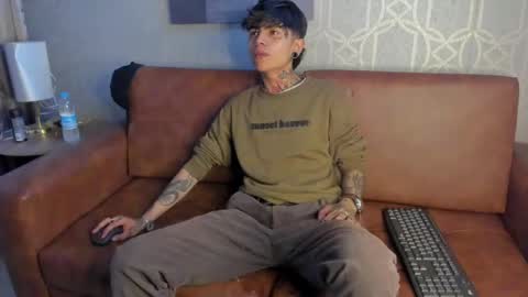 Snapshot of acidmilo chatting on December 10, 12:49 pm Acid Milo online show from December 10, 12:49 pm