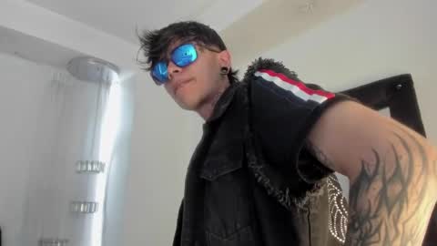 Snapshot of acidmilo chatting on December 18, 4:17 pm Acid Milo online show from December 18, 4:17 pm