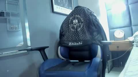 Snapshot of acidmilo chatting on December 21, 4:03 pm Acid Milo online show from December 21, 4:03 pm