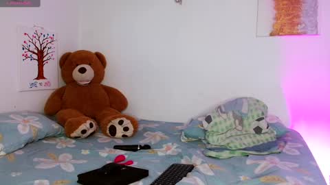 Snapshot of adams_niki chatting on February 15, 8:01 pm ADAMS Y NIKI online show from February 15, 8:01 pm