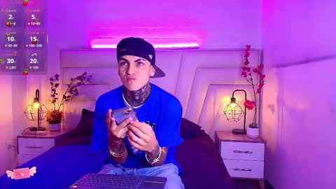 Snapshot of adamswalkerr_ chatting on February 4, 12:33 pm AdamsWalkerr online show from February 4, 12:33 pm