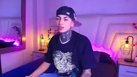 Snapshot of adamswalkerr_ chatting on February 5, 11:48 am AdamsWalkerr online show from February 5, 11:48 am