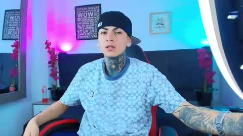 Snapshot of adamswalkerr_ chatting on February 21, 12:17 pm AdamsWalkerr online show from February 21, 12:17 pm