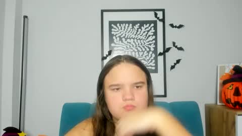 adelecruzz online show from October 28, 8:07 am