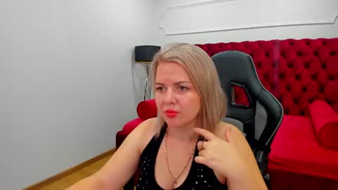 Snapshot of adeleravelle chatting on July 15, 5:23 am AdeleRavelle online show from July 15, 5:23 am