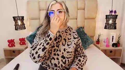 AdharaSmithh online show from February 24, 9:31 pm