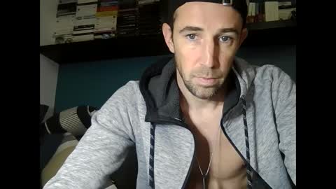 Snapshot of adibou13 chatting on February 10, 1:33 pm adibou13 online show from February 10, 1:33 pm